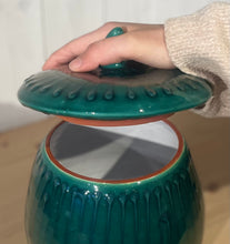 Load image into Gallery viewer, D2. Burk grön randdekor